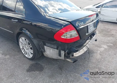 2008 Mercedes-Benz E 550 z USA, uszkodzony, nr VIN WDBUF72X28B246842